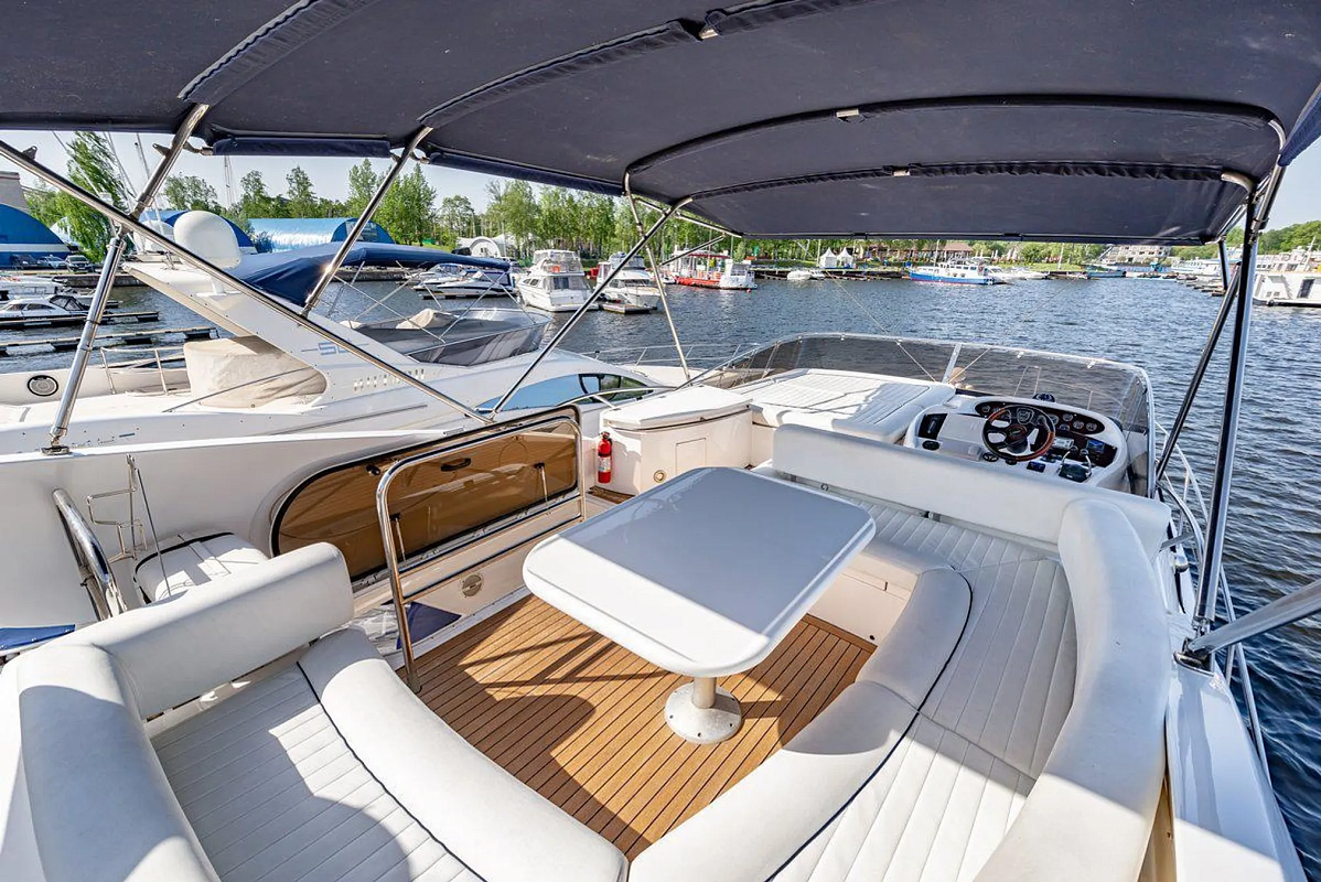 Аренда яхты Sunseeker Predator 50 в Москве - зона отдыха на флайбридже